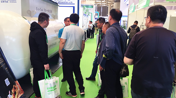 環(huán)博會展位現(xiàn)場,人流絡(luò)繹不絕