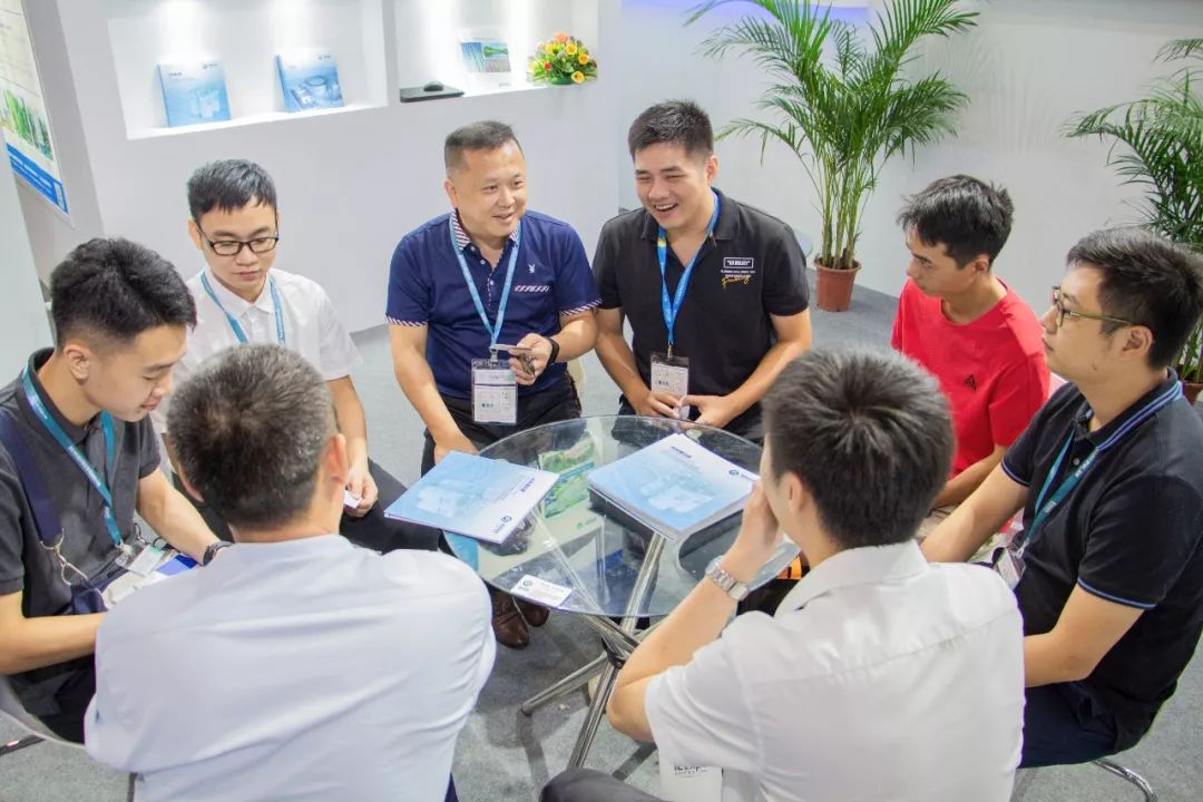 肇慶市生態(tài)環(huán)境局副調(diào)研員方曉海領(lǐng)導(dǎo)帶隊蒞臨鵬凱展位參觀指導(dǎo)