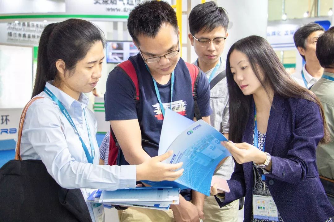 專業(yè)細致地解答客戶的每一個問題