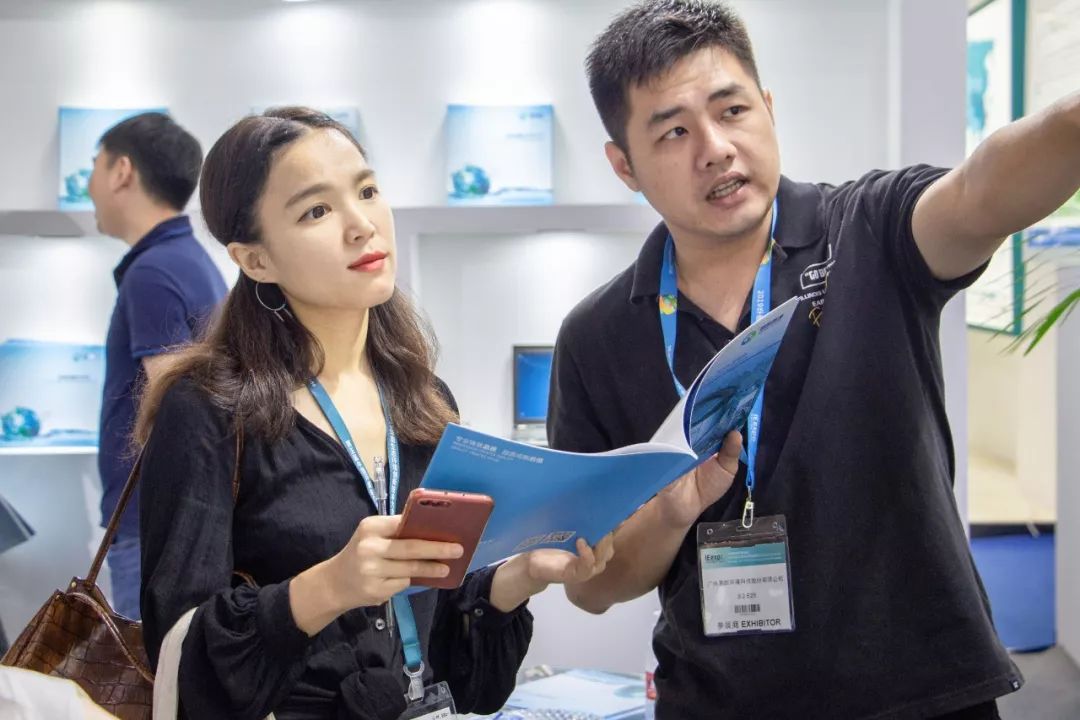 專業(yè)細致地解答客戶的每一個問題