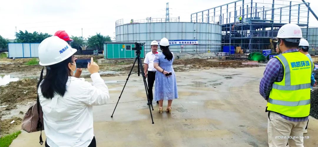 海口市水務(wù)局副局長(zhǎng)曾衛(wèi)華現(xiàn)場(chǎng)接受海南廣播電視總臺(tái)采訪